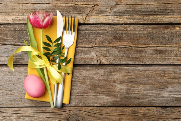 Paskalya sofrası. Lale ve ahşap arka planda boyalı yumurta ile güzel gümüş takımlar, üst manzara. Metin için boşluk