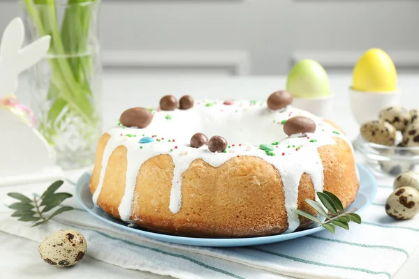 Lezzetli Paskalya pastası, tavşan figürü, bıldırcın ve boyanmış yumurta, yakın plan.