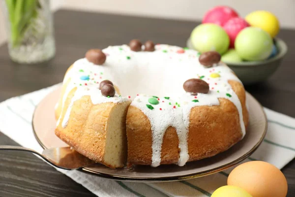 Lezzetli Paskalya pastası, ahşap masanın üzerinde boyanmış yumurtalar, yakın plan.