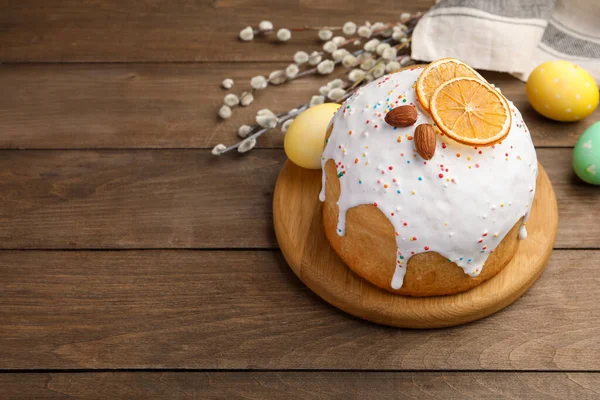 Güzel Paskalya pastası, yumurta ve söğüt ağacından bir masa. Metin için boşluk