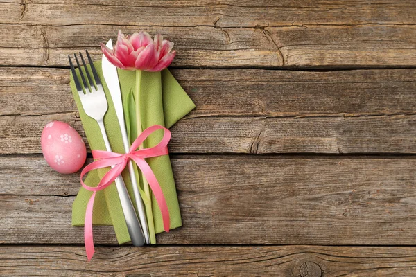 Paskalya sofrası. Lale ve ahşap arka planda boyalı yumurta ile güzel gümüş takımlar, üst manzara. Metin için boşluk