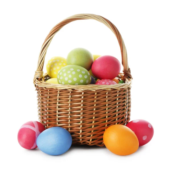 Paskalya sepeti beyaza boyanmış yumurtalar.