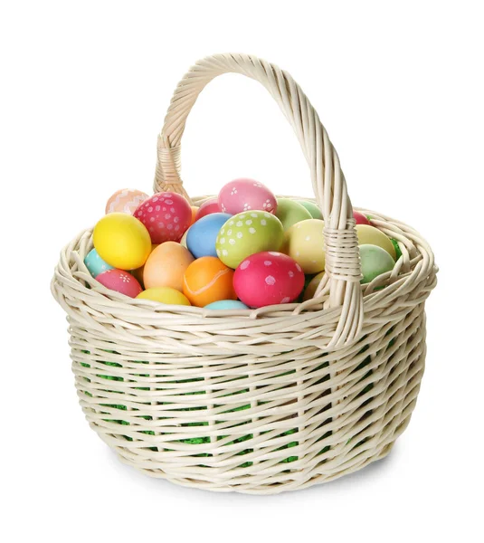 Hasır sepetteki boyanmış Paskalya yumurtaları beyaza izole edilmiş.