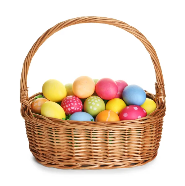 Hasır sepetteki boyanmış Paskalya yumurtaları beyaza izole edilmiş.