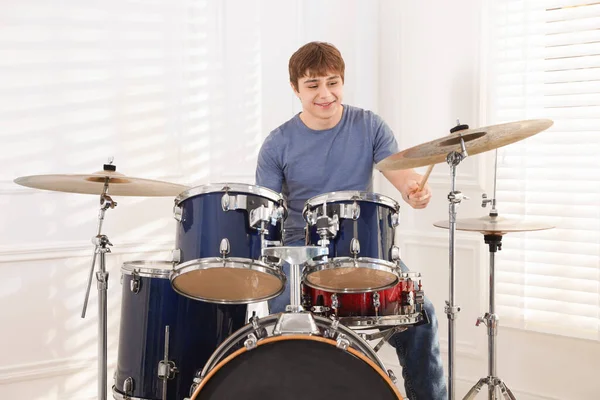 Davul çalan genç bir çocuk.