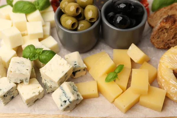 Farklı peynir, zeytin ve fesleğen çeşitleri.