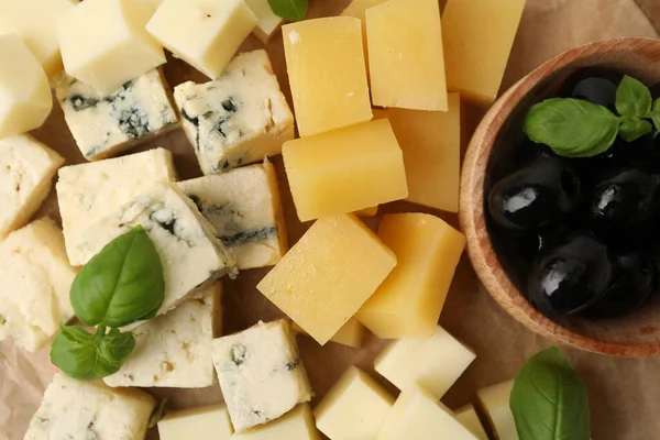 Farklı peynir, zeytin ve fesleğen çeşitleri.