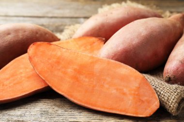 Tahta masada çiğ patates, yakın plan.