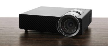 Beyaz arkaplana karşı ahşap tabloda modern video projektörü