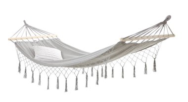 Beyaz yastıklı gri bir hamak.