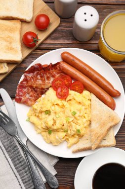 Tahta masada servis edilen lezzetli omletle nefis bir kahvaltı.