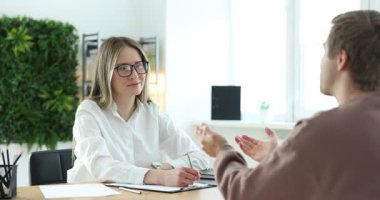 Gülümseyen üye ve adayın ofiste iş görüşmesi var.