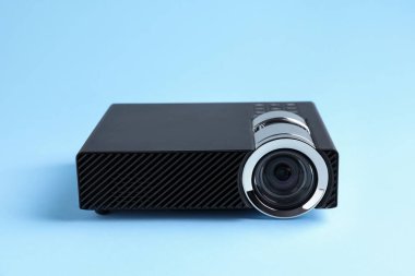 Açık mavi arkaplanda bir modern video projektörü, yakın plan
