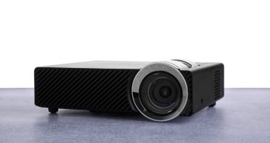 Beyaz arkaplana karşı gri tabloda modern video projektörü