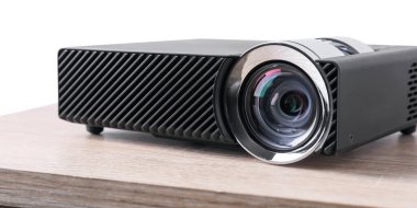 Bir modern video projektörü beyaz arka plana karşı ahşap masa üzerinde