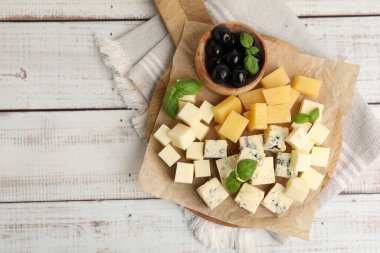 Farklı peynir, zeytin ve fesleğenle servis masası, üst manzara. Metin için boşluk