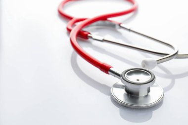 Beyaz arka planda bir steteskop, yakın plan. Metin için boşluk