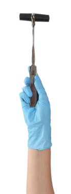 Sağlık çalışanı beyaz arka planda refleks çekici tutuyor, yakın plan.