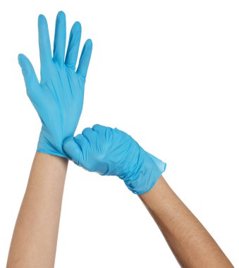 Sağlık çalışanı beyaz arka plana eldiven takıyor, yakın plan.