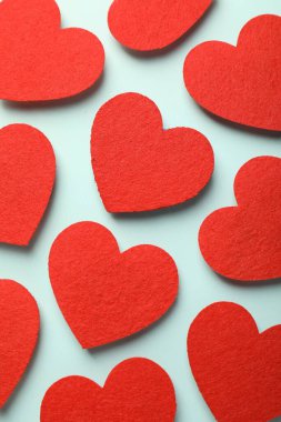 Sevgi. Açık mavi zemin üzerinde kırmızı dekoratif kalpler, düz uzanmış