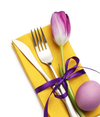 Paskalya kutlaması. Çiçek desenli ve beyaza izole edilmiş yumurta boyanmış, manzaranın üstünde.