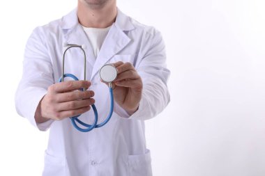Beyaz arka planda steteskobu olan doktor, yakın plan.