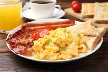 Lezzetli omletle nefis bir kahvaltı, ahşap masada servis edilir, yakın plan.