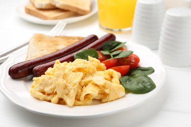 Lezzetli omlet ile lezzetli kahvaltı beyaz ahşap masada servis edilir, yakın plan.