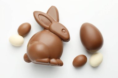 Beyaz arka planda çikolatalı Paskalya tavşanı ve yumurtalar.