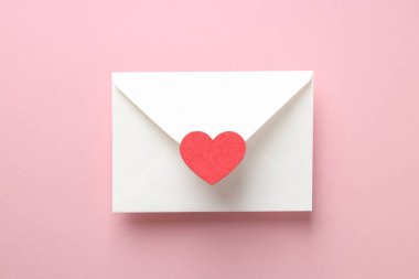 Sevgililer Günü tebrik kartı. Pembe arka planda dekoratif kalbi olan zarf, üst görünüm