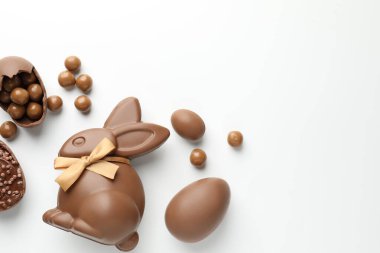 Beyaz arka planda çikolatalı Paskalya tavşanı ve yumurtalar. Metin için boşluk