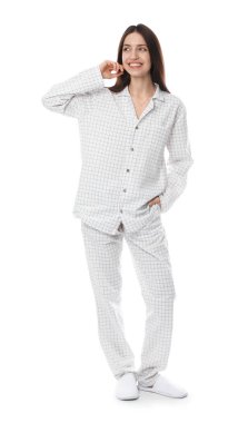 Beyaz arka planda şık pijamalı güzel bir kadın.