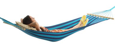 Beyaz arka planda hamakta uyuyan kadın