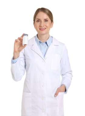 Beyaz arka planda tıbbi şişesi olan gülümseyen eczacı.