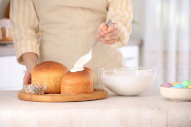 Paskalya pastalarının üzerine jöle koyan kadın, yakın plan.