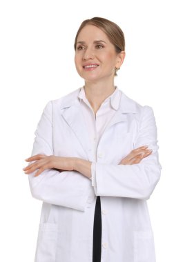 Beyaz arka planda çapraz kollu ceketli gülümseyen eczacı.