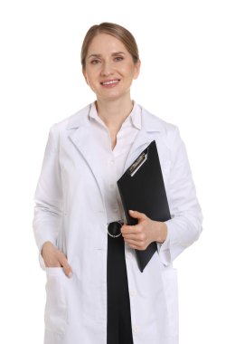 Beyaz arka planda panosu olan gülümseyen eczacının portresi.