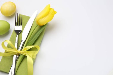 Paskalya kutlaması. Çiçek dekoru ve beyaza izole edilmiş boyanmış yumurtalar, üst manzara.