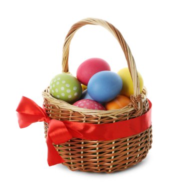 Paskalya sepeti beyaza boyanmış yumurtalar.