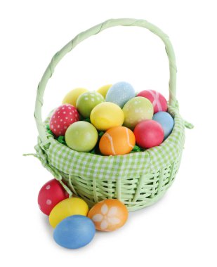 Paskalya sepeti beyaza boyanmış yumurtalar.