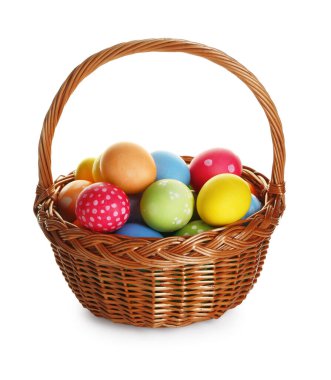 Paskalya sepeti beyaza boyanmış yumurtalar.
