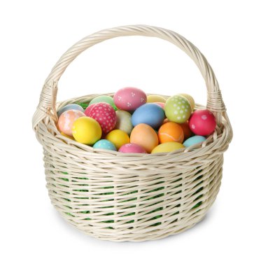 Hasır sepetteki boyanmış Paskalya yumurtaları beyaza izole edilmiş.