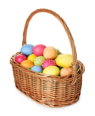 Hasır sepetteki boyanmış Paskalya yumurtaları beyaza izole edilmiş.