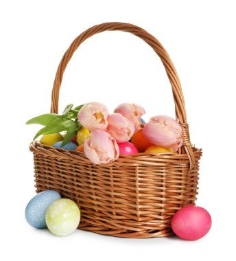 Boyanmış Paskalya yumurtaları ve hasır sepetin içindeki güzel laleler beyaza izole edilmiş.