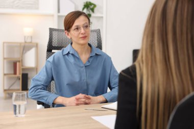 Aday ve adayın ofiste iş görüşmesi var.