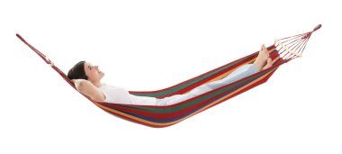 Beyaz arka planda hamakta dinlenen gülümseyen kadın.