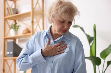 Kalp krizi geçirdi. İçeride göğüs ağrısı çeken son sınıf öğrencisi bir kadın.