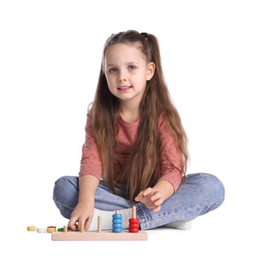 Beyaz arka planda istifleme ve sayma oyunlarıyla oynayan sevimli küçük kız.