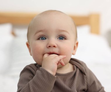 Evdeki şirin küçük çocuk. Sevimli bebek