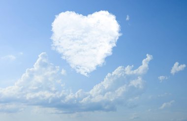 Mavi gökyüzünde yumuşak kalp şeklinde bulut. Özel ve romantik durumlar için sevimli poster ya da kart tasarımı